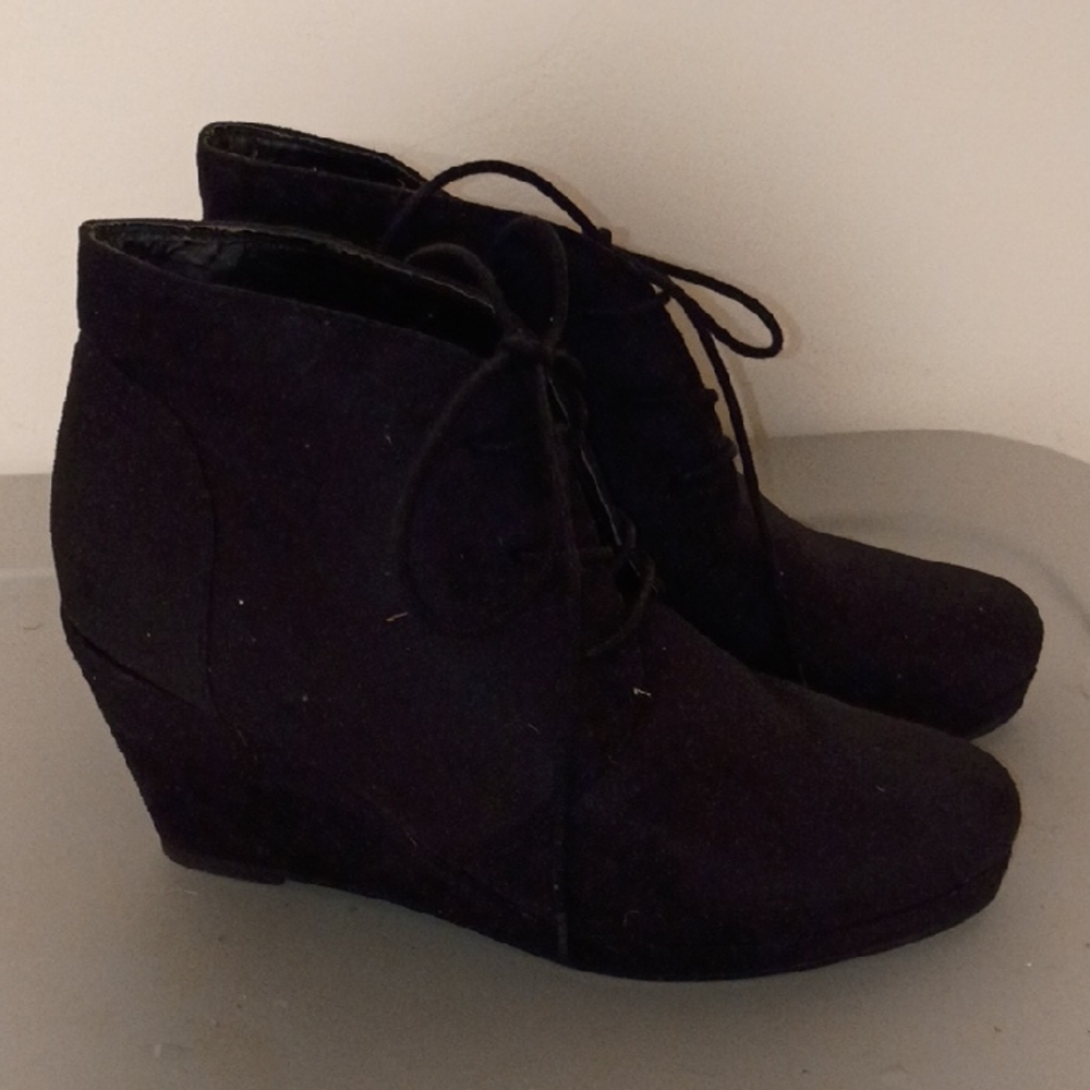 Elegant Black Lace-Up Wedge Boots